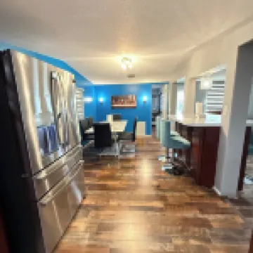 Newly updated home on Spruce St Hotels in Mason County