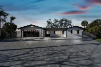 Waterfront Home with Heated Pool! 2 miles from Beach! 베이 비스타 공원 주변 호텔