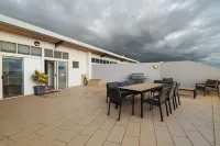 Harbour Haven Penthouse Marina View Balcony BBQ Hotels in Larrakeyah