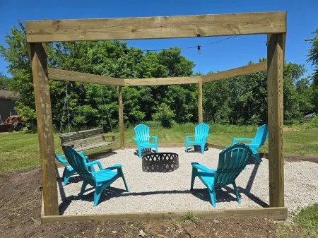 Cozy Farmhouse w/ short walk to private to private lake