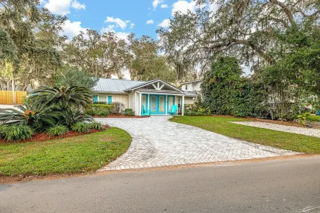 Charming 3-bedroom cottage with POOL!  Beautiful open floorplan Отели рядом с достопримечательностью «St. Simons Island Lighthouse Museum»