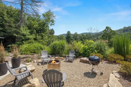 3 Bedroom Private vacation home in Flat Rock