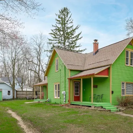 The Green Street Getaway: A charming 3-bed house with AC & WiFi in South Haven