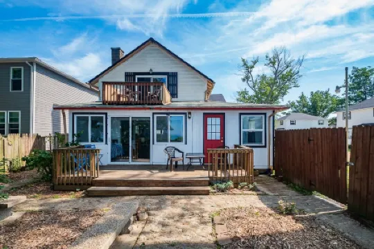 Lakefront, awesome views, water access, center strip, private, parking.