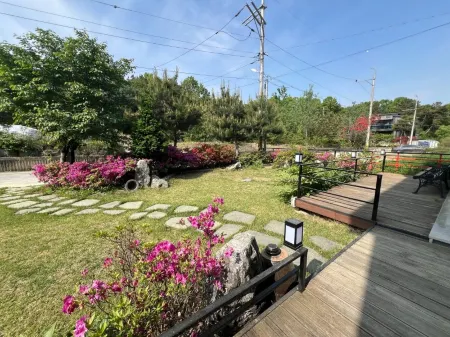 Yeoju Lotus Leaf Love Pension Отели рядом с достопримечательностью «Silleuksa»