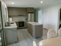 Spacious, comfortable, Pet Friendly 3-Bed House minutes from the Big Pineapple Hotels in Woombye