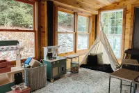 Spacious 6-bedroom cabin & sports bar in Amish country. Close to Breitenbach.