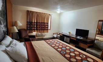 Super 8 by Wyndham Iron Mountain