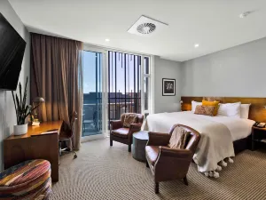 King and Queen Hotel Suites