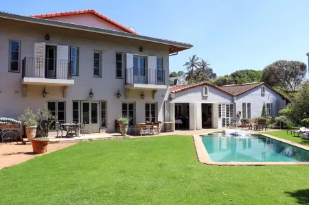 Maison H Guest House Отели рядом с достопримечательностью «Netcare uMhlanga Hospital»