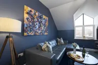Elliot Oliver - Loft Style 2 Bedroom Apartment with Parking in the Docks