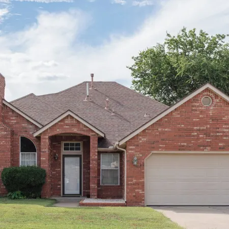 Charming 3-bedroom house with fitness room in peaceful Broken Arrow