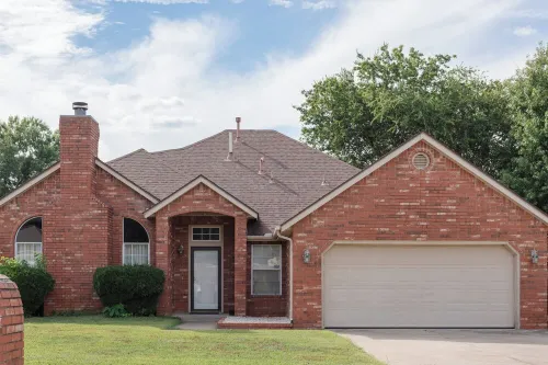 Charming 3-bedroom house with fitness room in peaceful Broken Arrow