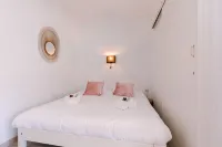 Beautiful and Spacious Studio With Side Seaview