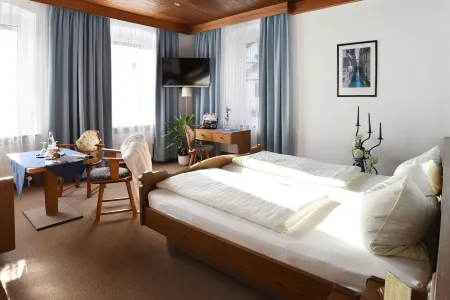 Gasthof & Hotel Goldener Hirsch Отели в г. Бишофсгрюн