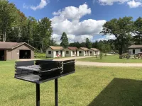 Mackinaw Timbers Cabins - parking
