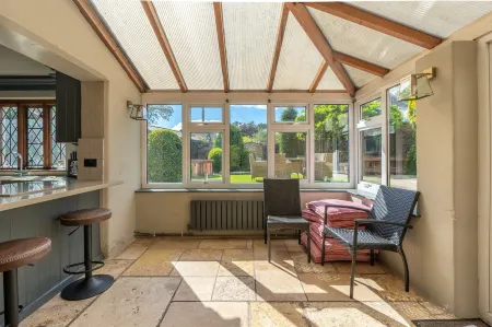 4 Bed Cottage - Sleeps 8 - Pets - Garden - Parking Отели в г. Каерлеон