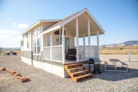 Trail and Hitch Tiny Home Hotel and RV Отели рядом с достопримечательностью «ЭРБМ Рекреэйшен & Парк Дистрикт»