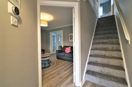 Signature - Carnbroe House Отели рядом с достопримечательностью «The Time Capsule»