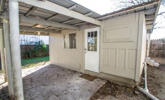 Hays #B Near Downtown Guest Studio