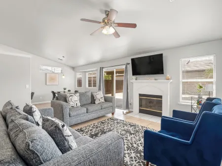 Fresno Home - Pool - 4:2 - Near Fig Garden Loop! Отели рядом с достопримечательностью «Deran Koligian Stadium»