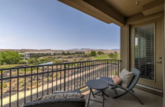 Golfers Getaway in Secluded and Quiet Setting, Golf Course and Mountain Views!