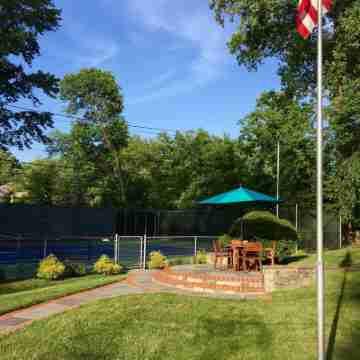 Roomy 2 Bedroom Apt. w/en Suite BA, Private Entry & Parking, Tennis Court Hotel Exterior