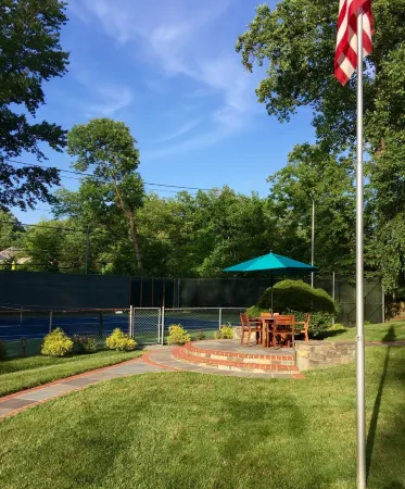 Roomy 2 Bedroom Apt. w/en Suite BA, Private Entry & Parking, Tennis Court Отели рядом с достопримечательностью «Beanstalk»