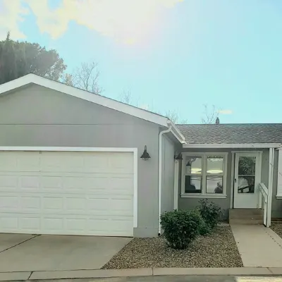 Come stay at our comfy, cozy, NEWLY RENOVATED home in the Ivins, UT! Hotels near Red Mountain