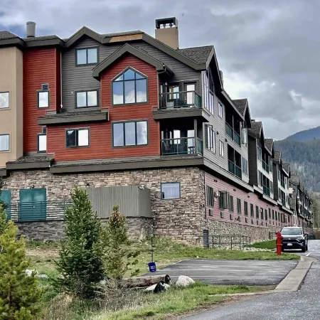 Studio + hot tub/pool- Next to lifts/brewery/food