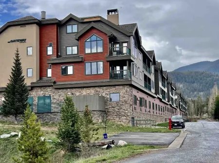 Studio + hot tub/pool- Next to lifts/brewery/food