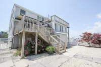 Beach Haven Getaway, Family Friendly, Spectacular Sunsets over Mordecai Island.