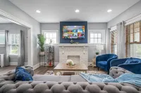 Lavish 3 Bedroom 1 Bath house-10 minutes to EWR/ FREE parking for multiple cars.
