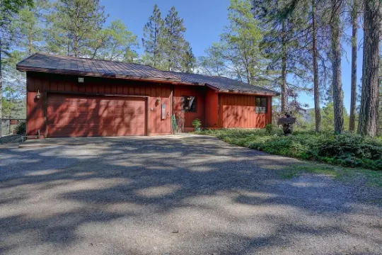 Lovely mountain home w/ large deck and forest view