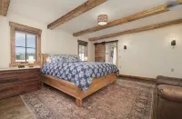 Charming Cabin with Private Hot Tub and Scenic Mountain Views - Cozy Retreat فنادق في Fraser