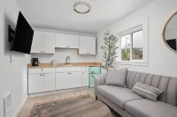 Kitchenette and Nearby Dining Options - Charming Ocean View Oasis Hotels in Rockaway Beach