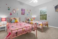 Screened-in Pool and Resort Amenities - Charming Retreat Hotels in Poinciana