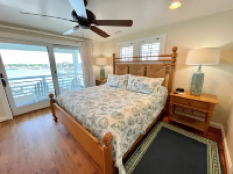 Harbor Front Living and Shared Dock - Beautiful Coastal Retreat