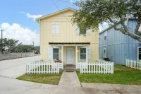 Community Pool and Cozy Comforts - Charming Cottage Retreat Hotels in Aransas County