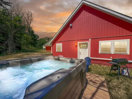 Hot Tub and Tesla Charging on Serene Acres - Stunning Rustic Oasis Отели в г. Фрайерберг