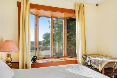 Classic farmhouse with front porch & amazing sunset views - walk to town