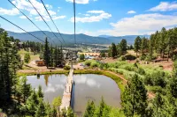Cozy condo near ski resort with WiFi & flatscreen TVs - free shuttle to slopes Hotels in Angel Fire