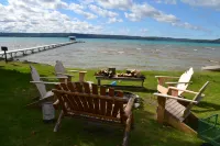 Full Kitchen and Shared Tennis Court - Charming Cottage Retreat Hotels in Glen Arbor