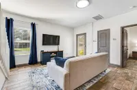 Dog-friendly oasis with central AC, patio & fenced yard - walkable location Hotels in Thunderbolt