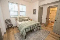 Stylish Retreat with Modern Amenities and Outdoor Space - Chic Urban Oasis