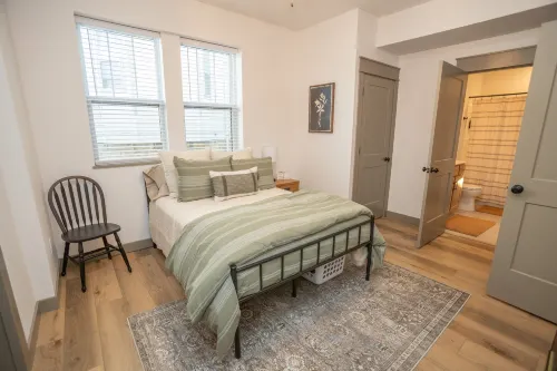 Chic Urban Haven - WiFi, Modern Decor, Stylish Retreat