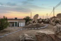 Charming Oasis with Hot Tub and Fire Pit - Romantic Desert Retreat Hotels in Yucca Valley