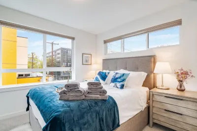 Prime Location Near Seattle Center and Attractions - Charming Townhome Hotels in Wedgwood