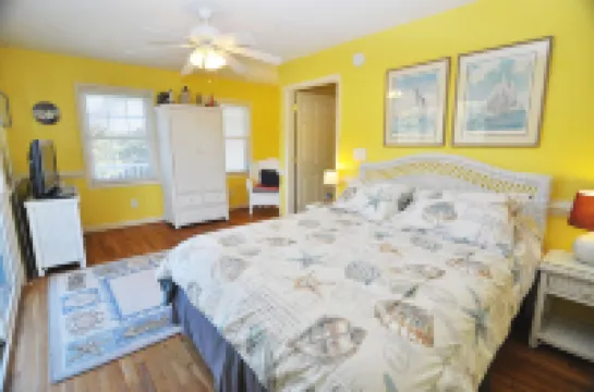 Charming Villa with Sunset Decks and Whirlpool Tub - Inviting Escape