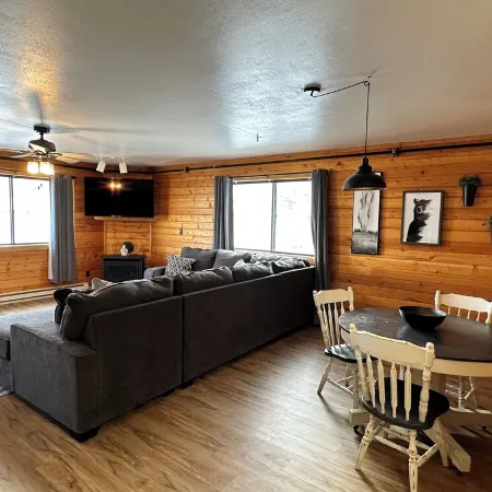 Cozy 1-bedroom apartment unit C, sleeps 6 across from famous Cody Nite Rodeo!